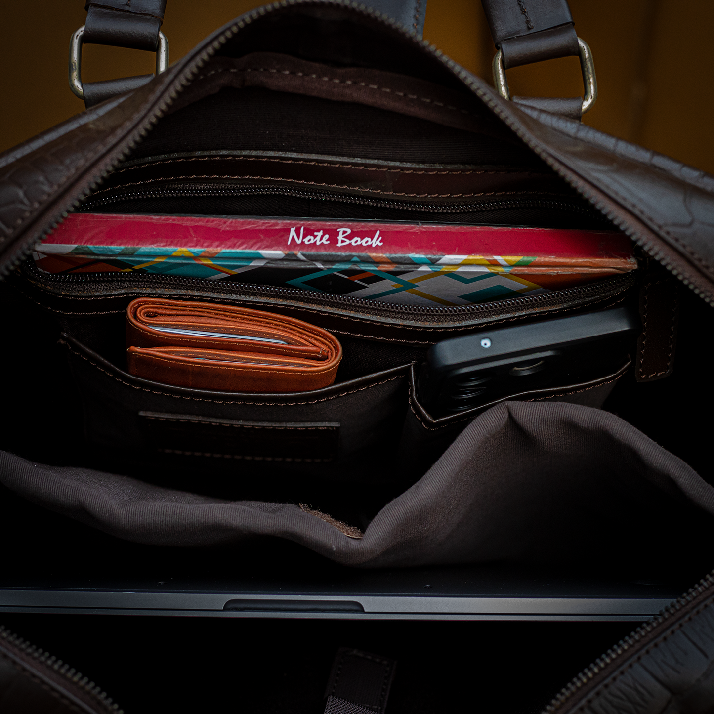 Textured Leather Laptop Briefcase: Rugged Elegance & Functionality