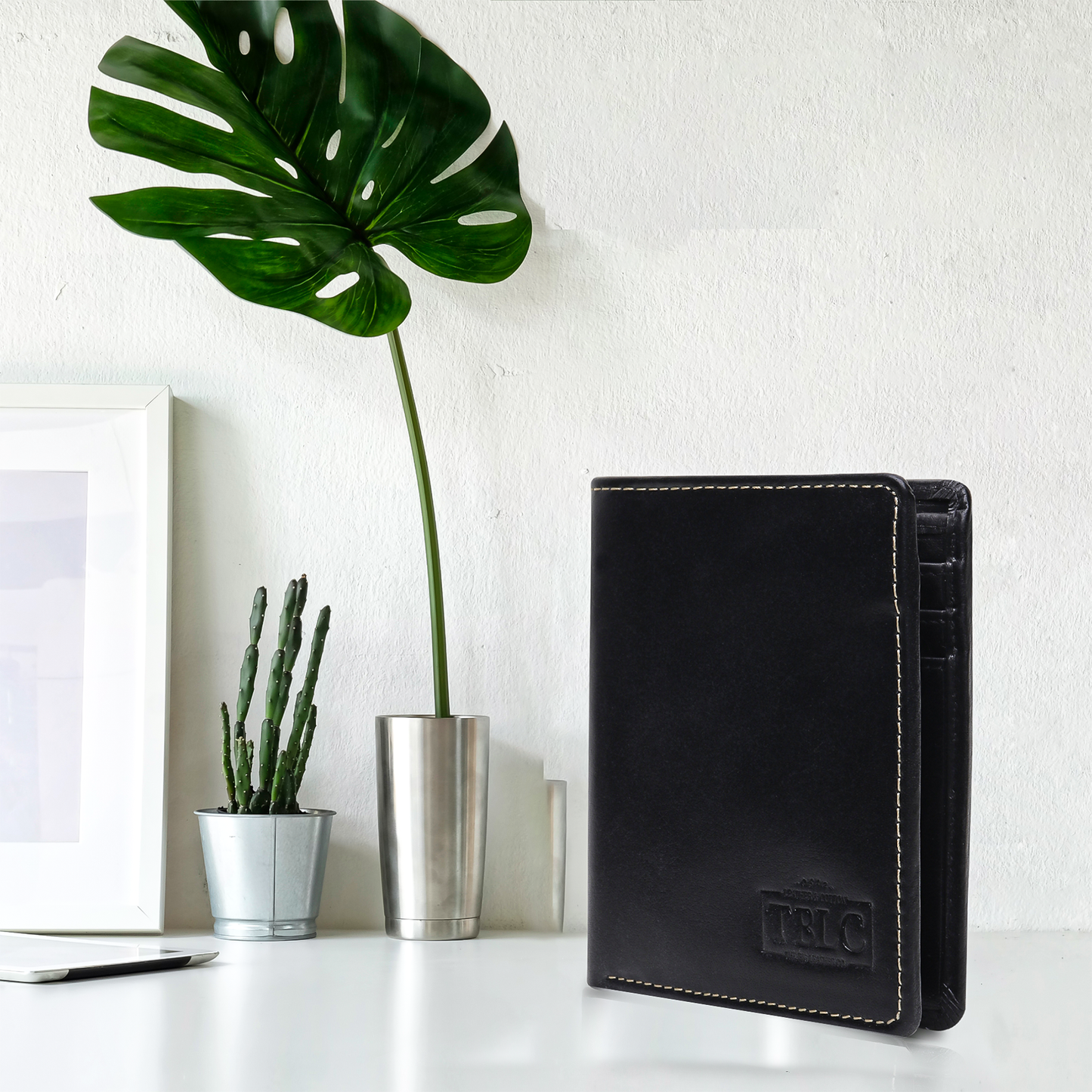 Modern RFID Leather Bifold: Elevate Style with Security