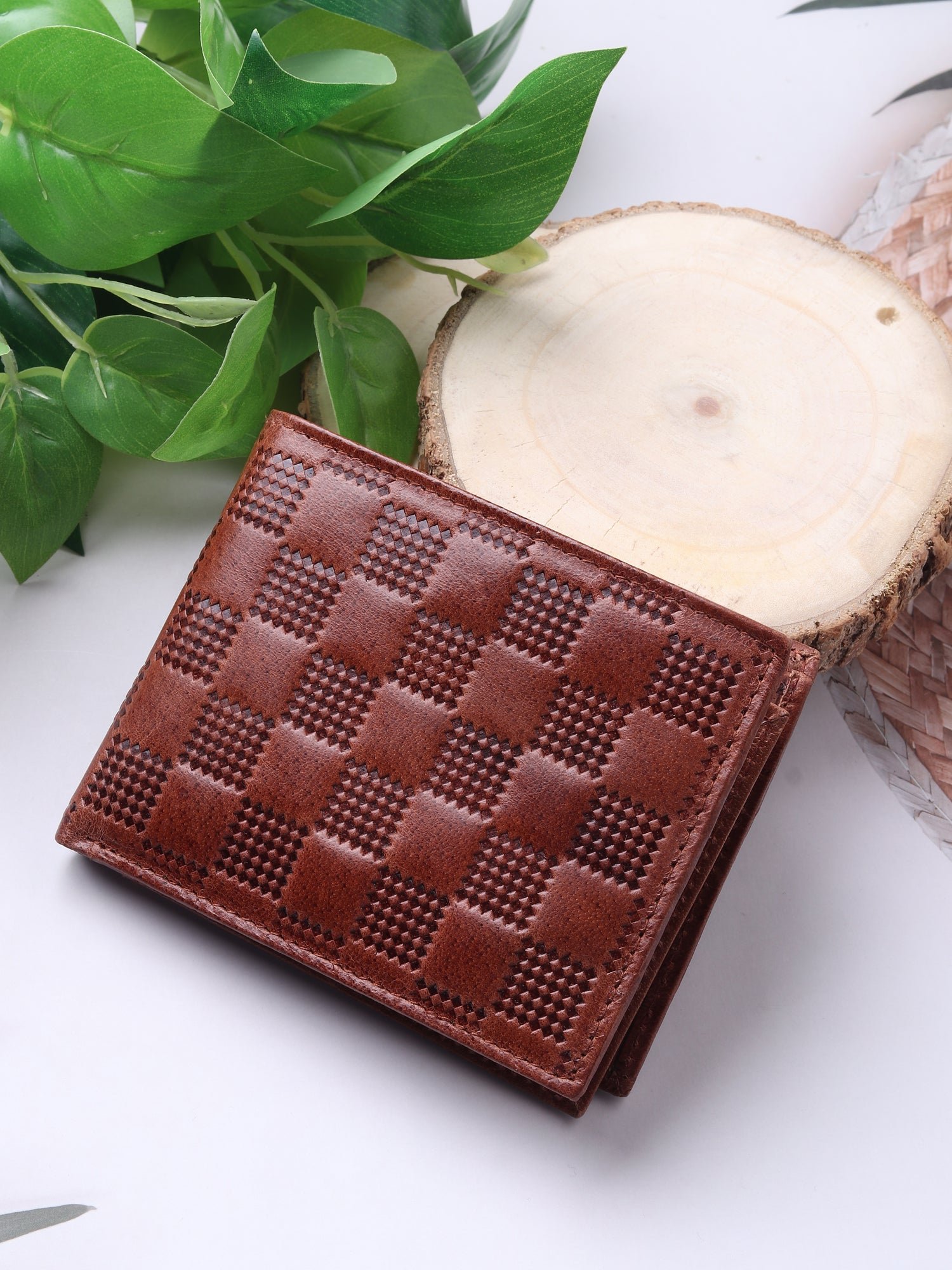 Premium Men's Wallet: Textured Leather, Organized Functionality - Image 2