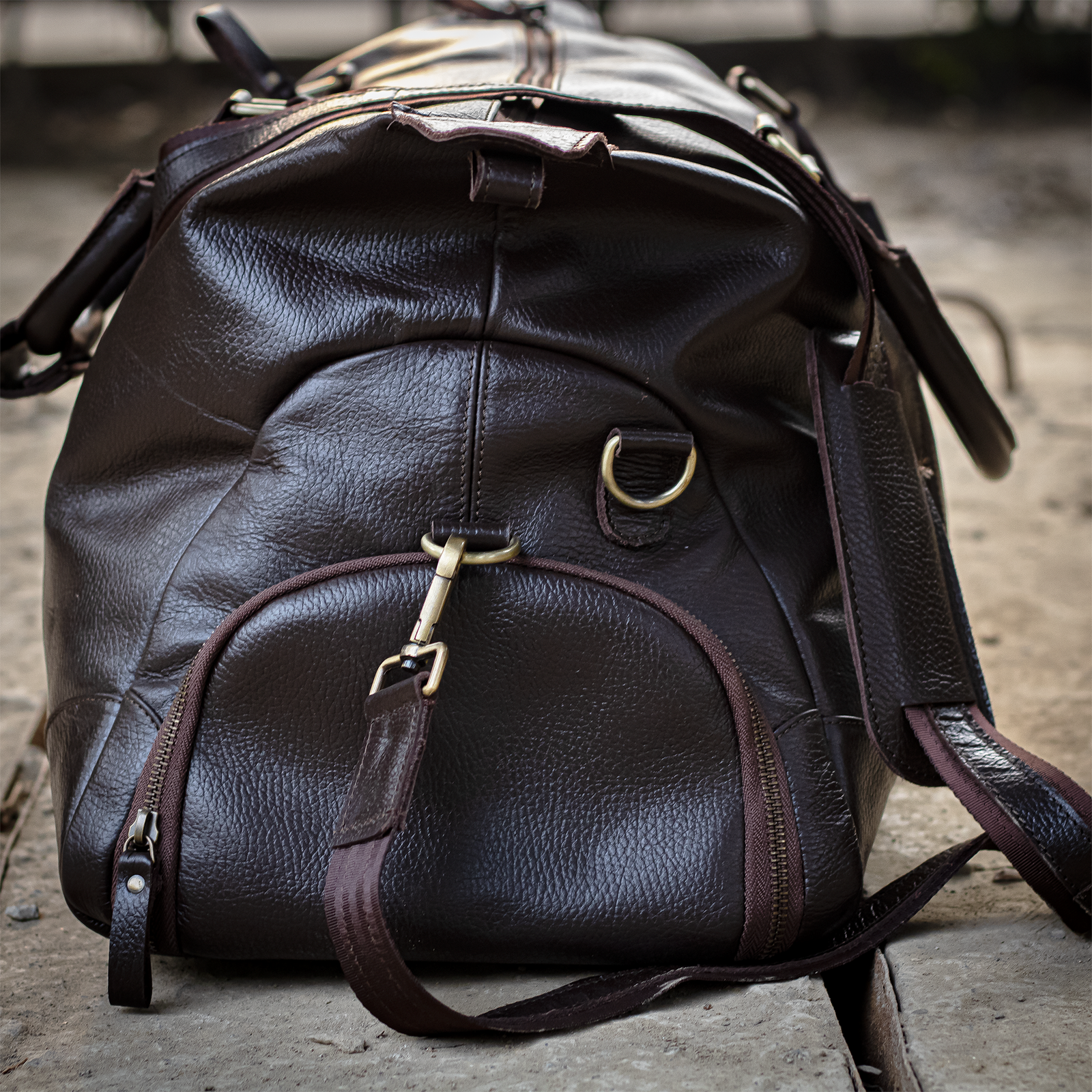 Milled Nappa Leather Travel Holdall: Elegant & Functional - Image 3