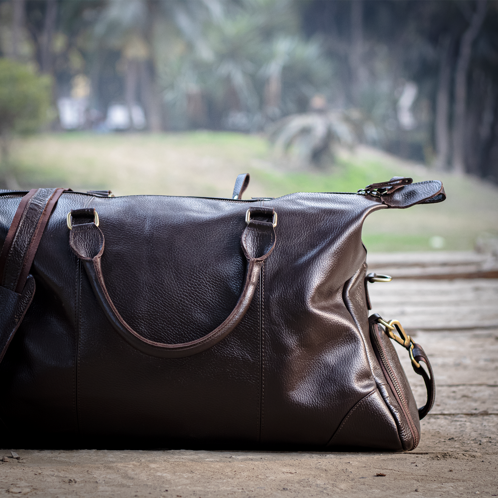 Milled Nappa Leather Travel Holdall: Elegant & Functional - Image 4