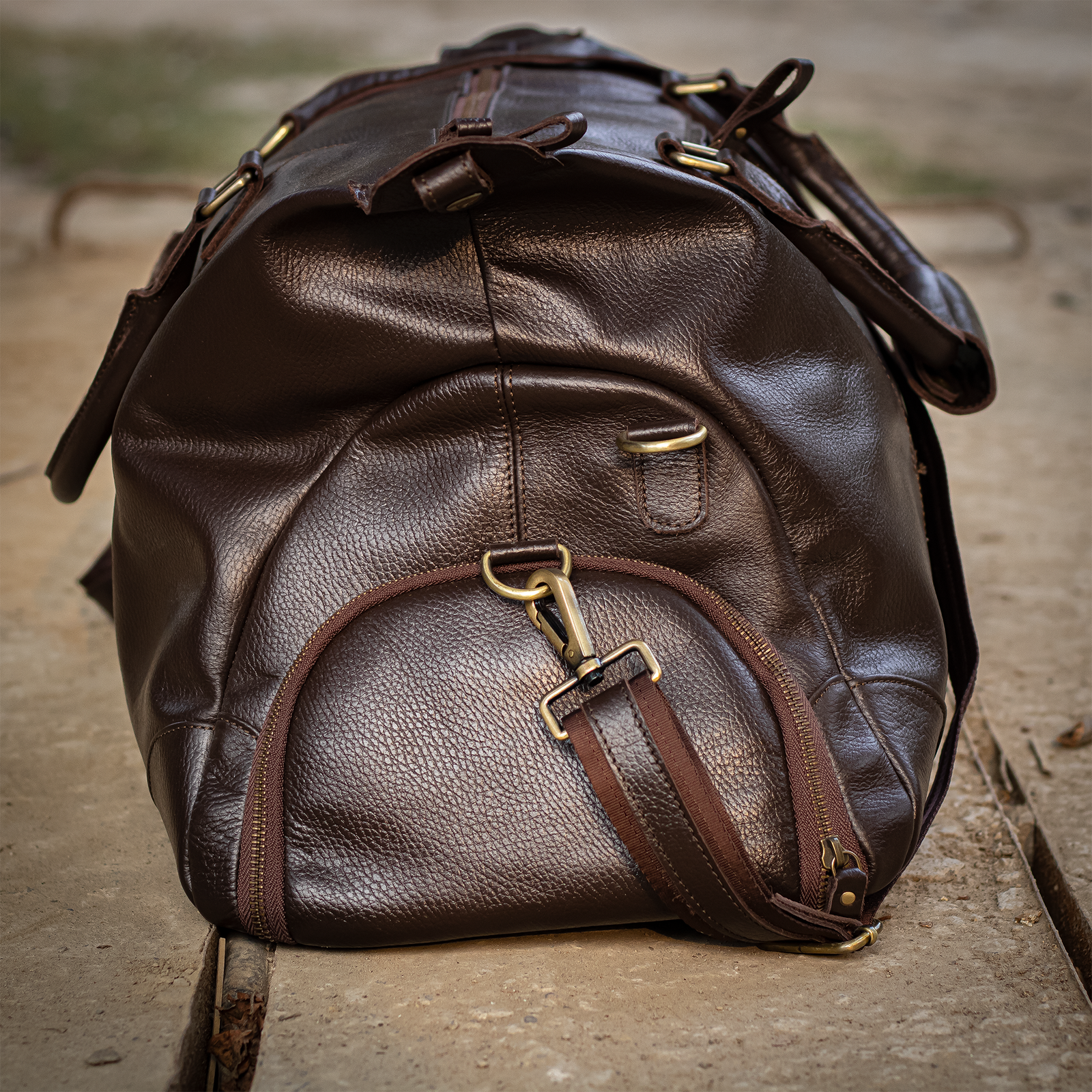 Milled Nappa Leather Travel Holdall: Elegant & Functional - Image 2
