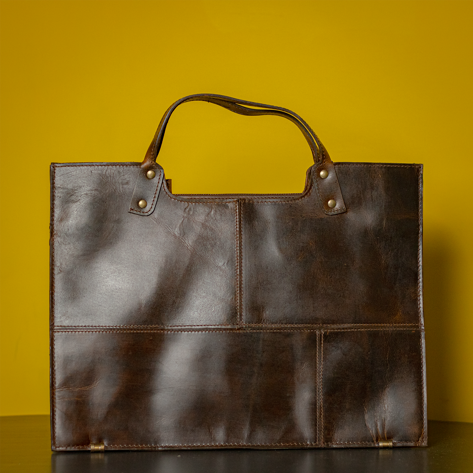 Radiant Allure – Glamour Redefined with Our Luxe Leather Handbag